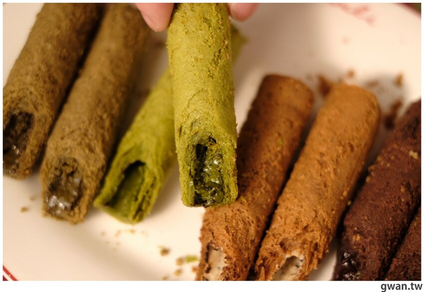 蛋捲內餡超飽滿，禮盒也很有質感，年節最常收到的伴手禮就是它！