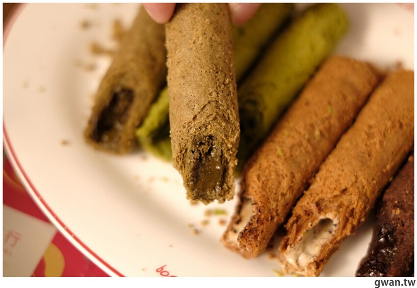 蛋捲內餡超飽滿，禮盒也很有質感，年節最常收到的伴手禮就是它！