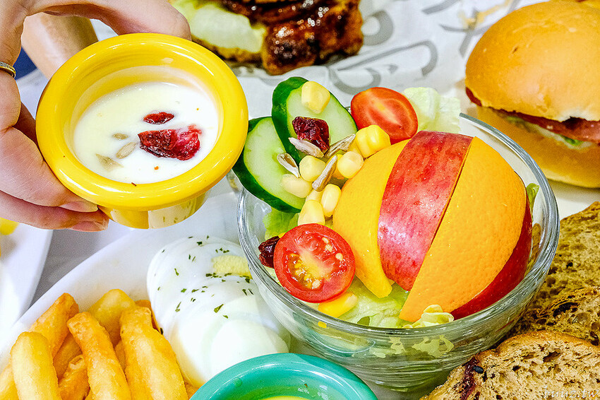 日式飯糰、小漢堡拼盤、桑葚厚片繽紛亮眼，6吋盤人氣早午餐首間二代店，韓系網美風裝潢！