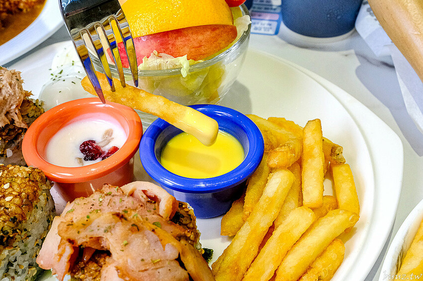 日式飯糰、小漢堡拼盤、桑葚厚片繽紛亮眼，6吋盤人氣早午餐首間二代店，韓系網美風裝潢！