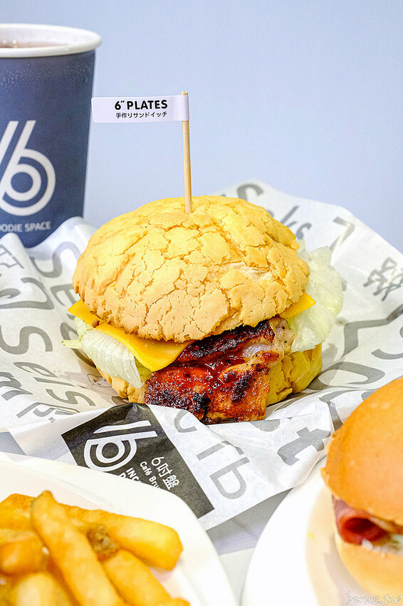 日式飯糰、小漢堡拼盤、桑葚厚片繽紛亮眼，6吋盤人氣早午餐首間二代店，韓系網美風裝潢！