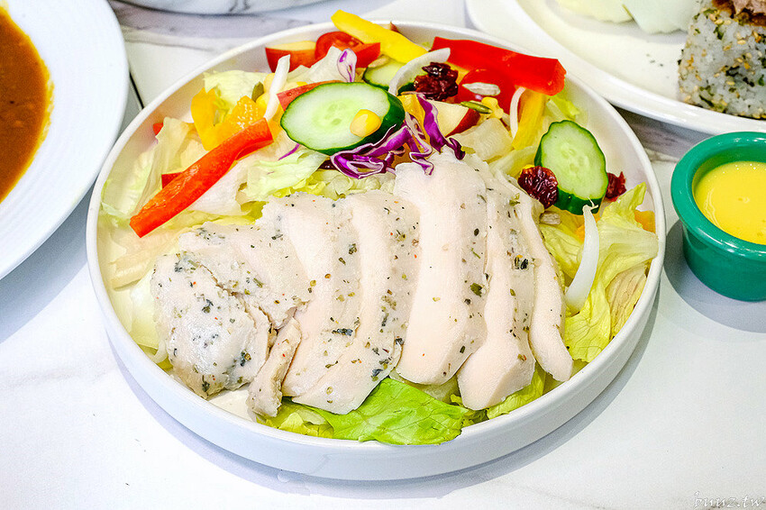 日式飯糰、小漢堡拼盤、桑葚厚片繽紛亮眼，6吋盤人氣早午餐首間二代店，韓系網美風裝潢！