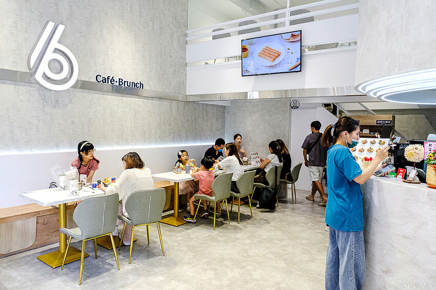 日式飯糰、小漢堡拼盤、桑葚厚片繽紛亮眼，6吋盤人氣早午餐首間二代店，韓系網美風裝潢！