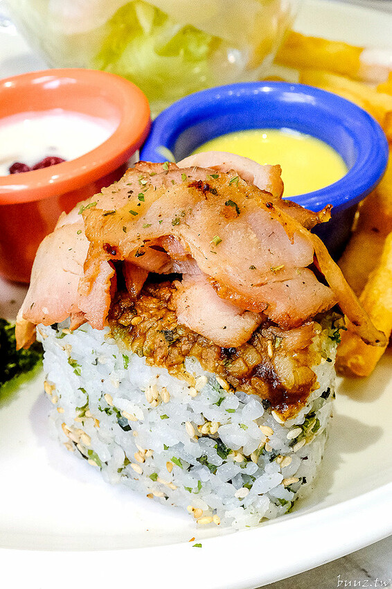 日式飯糰、小漢堡拼盤、桑葚厚片繽紛亮眼，6吋盤人氣早午餐首間二代店，韓系網美風裝潢！