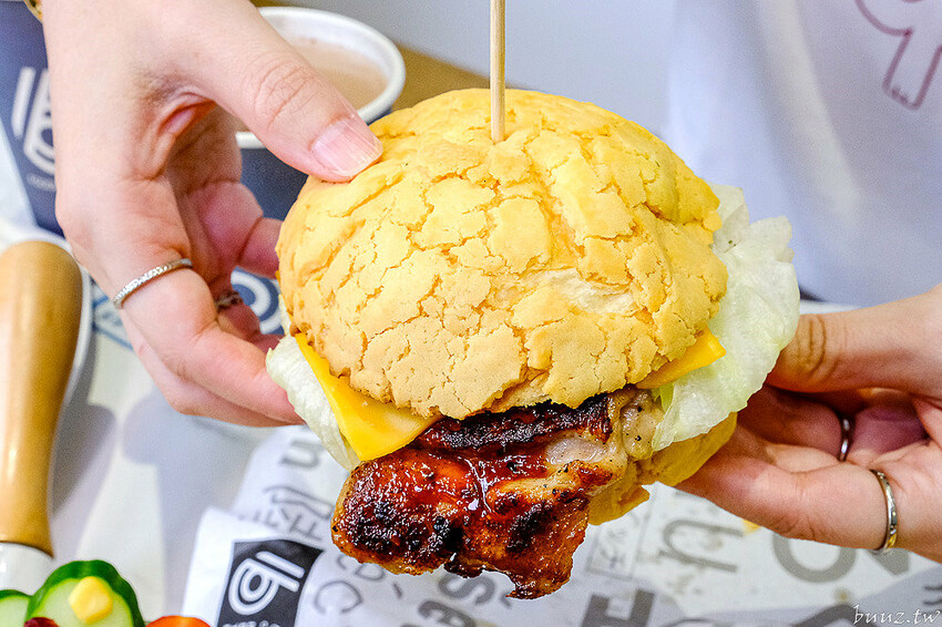 日式飯糰、小漢堡拼盤、桑葚厚片繽紛亮眼，6吋盤人氣早午餐首間二代店，韓系網美風裝潢！