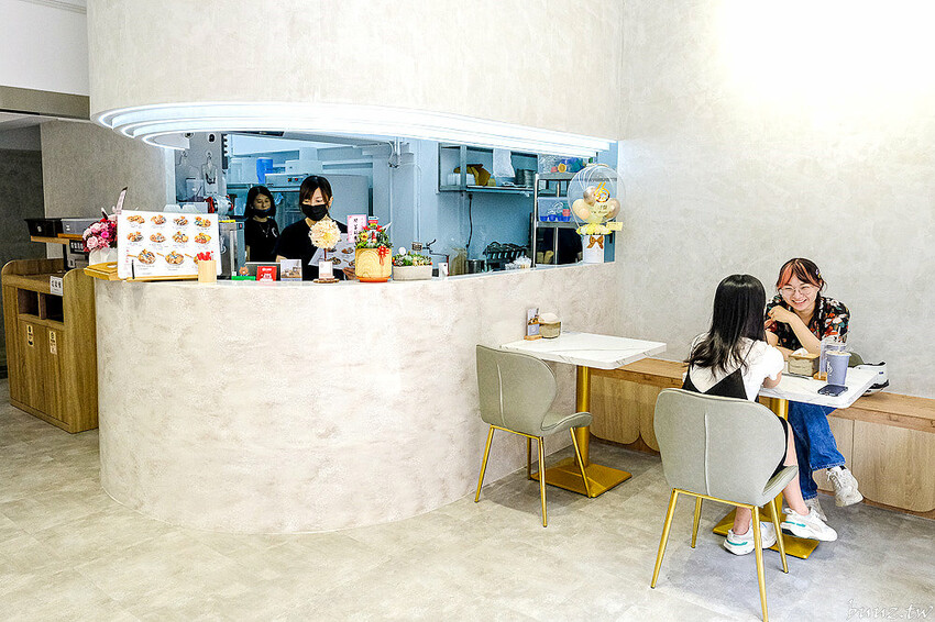 日式飯糰、小漢堡拼盤、桑葚厚片繽紛亮眼，6吋盤人氣早午餐首間二代店，韓系網美風裝潢！