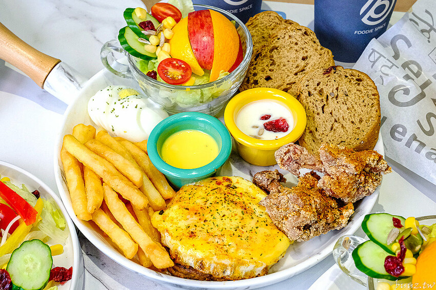 日式飯糰、小漢堡拼盤、桑葚厚片繽紛亮眼，6吋盤人氣早午餐首間二代店，韓系網美風裝潢！