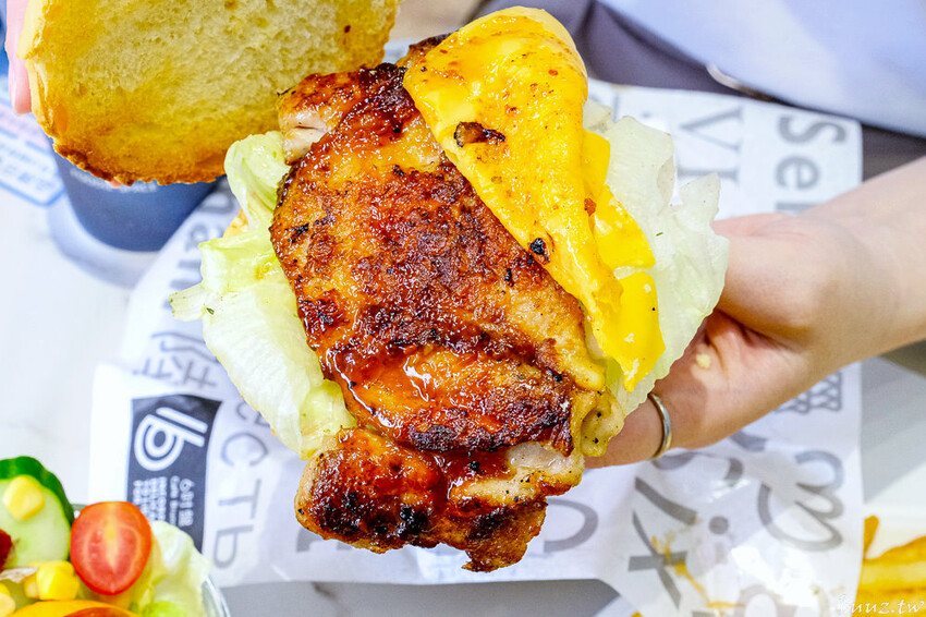 日式飯糰、小漢堡拼盤、桑葚厚片繽紛亮眼，6吋盤人氣早午餐首間二代店，韓系網美風裝潢！