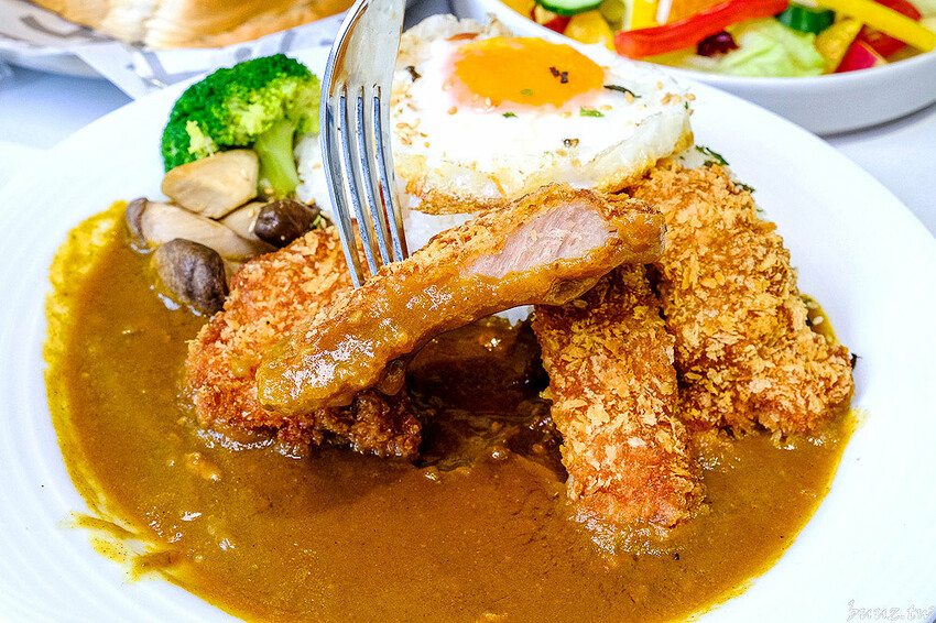 日式飯糰、小漢堡拼盤、桑葚厚片繽紛亮眼，6吋盤人氣早午餐首間二代店，韓系網美風裝潢！