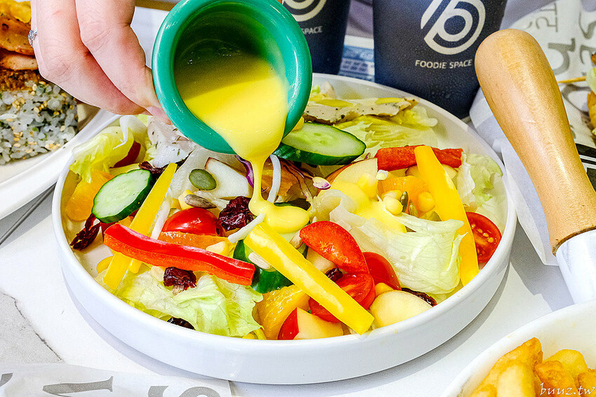 日式飯糰、小漢堡拼盤、桑葚厚片繽紛亮眼，6吋盤人氣早午餐首間二代店，韓系網美風裝潢！