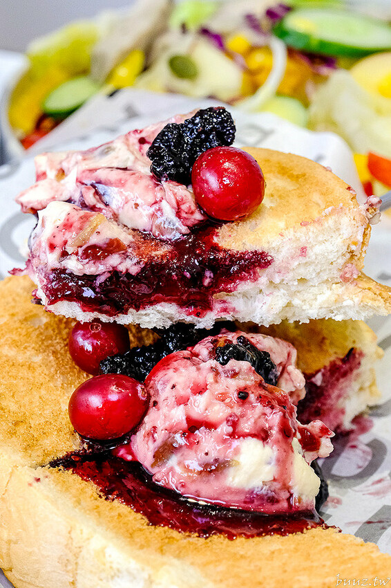 日式飯糰、小漢堡拼盤、桑葚厚片繽紛亮眼，6吋盤人氣早午餐首間二代店，韓系網美風裝潢！