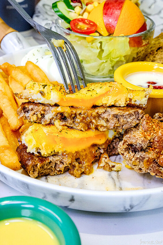 日式飯糰、小漢堡拼盤、桑葚厚片繽紛亮眼，6吋盤人氣早午餐首間二代店，韓系網美風裝潢！