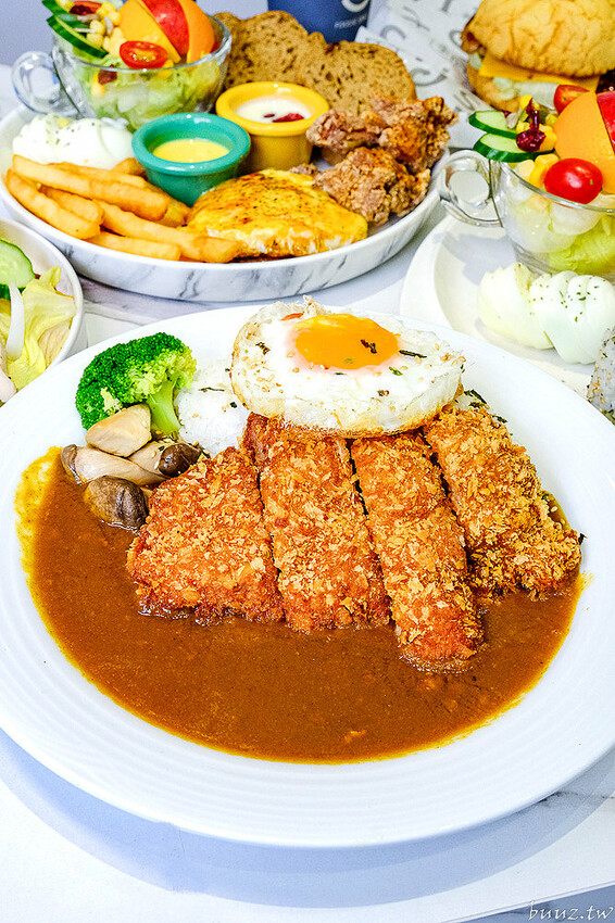 日式飯糰、小漢堡拼盤、桑葚厚片繽紛亮眼，6吋盤人氣早午餐首間二代店，韓系網美風裝潢！