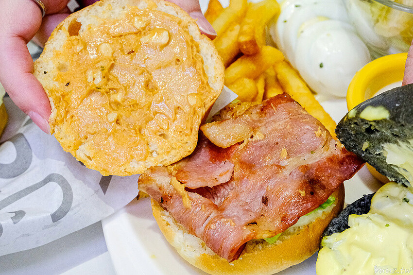 日式飯糰、小漢堡拼盤、桑葚厚片繽紛亮眼，6吋盤人氣早午餐首間二代店，韓系網美風裝潢！