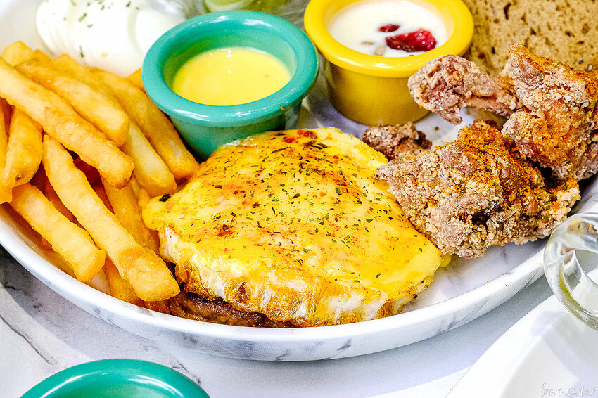 日式飯糰、小漢堡拼盤、桑葚厚片繽紛亮眼，6吋盤人氣早午餐首間二代店，韓系網美風裝潢！