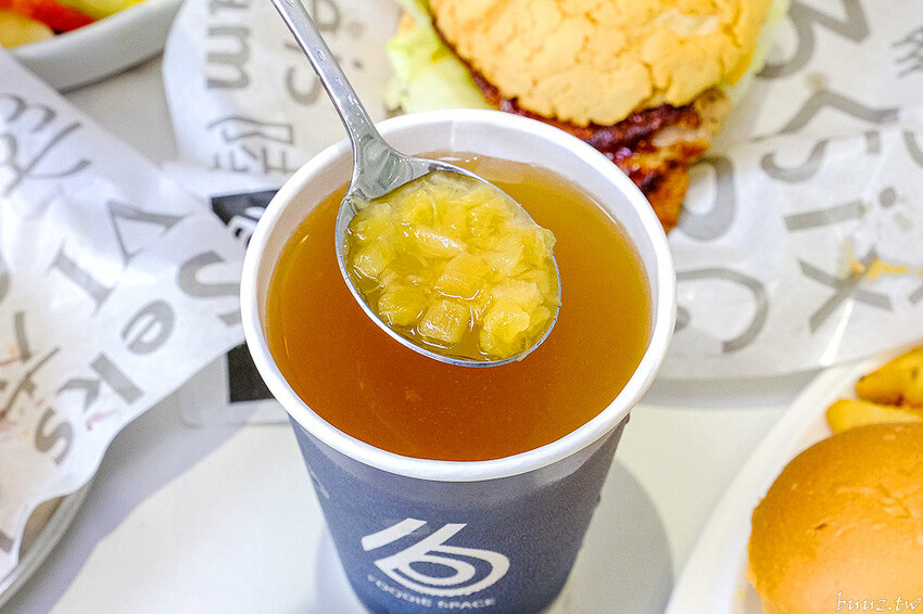 日式飯糰、小漢堡拼盤、桑葚厚片繽紛亮眼，6吋盤人氣早午餐首間二代店，韓系網美風裝潢！