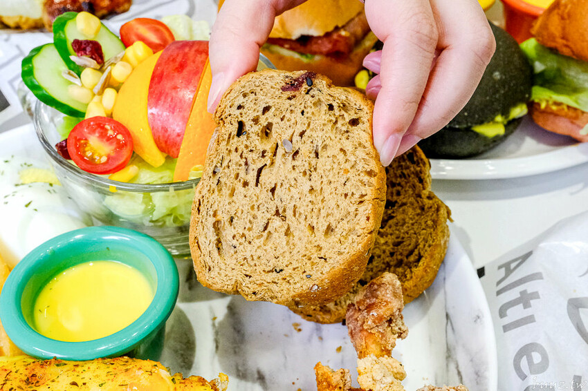 日式飯糰、小漢堡拼盤、桑葚厚片繽紛亮眼，6吋盤人氣早午餐首間二代店，韓系網美風裝潢！