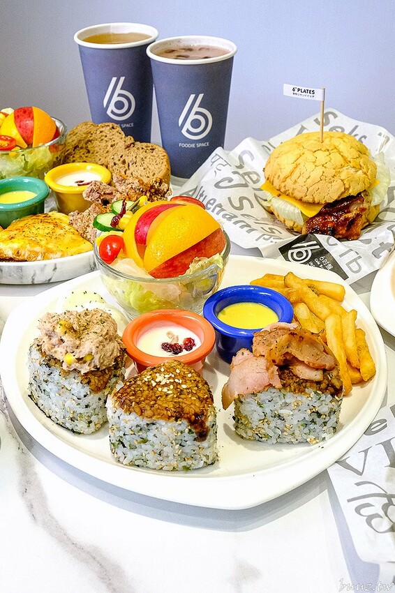 日式飯糰、小漢堡拼盤、桑葚厚片繽紛亮眼，6吋盤人氣早午餐首間二代店，韓系網美風裝潢！