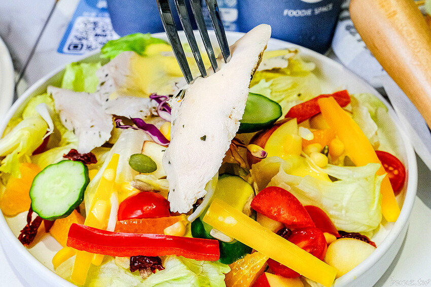 日式飯糰、小漢堡拼盤、桑葚厚片繽紛亮眼，6吋盤人氣早午餐首間二代店，韓系網美風裝潢！