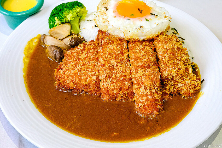 日式飯糰、小漢堡拼盤、桑葚厚片繽紛亮眼，6吋盤人氣早午餐首間二代店，韓系網美風裝潢！