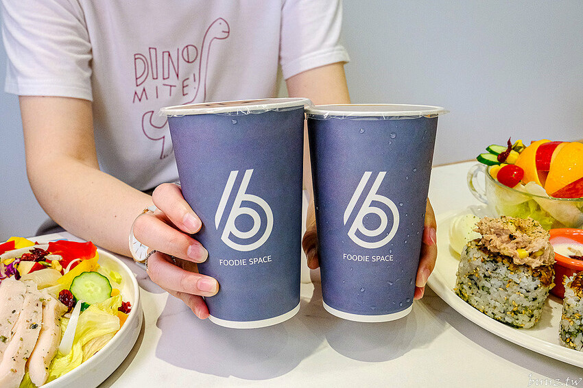 日式飯糰、小漢堡拼盤、桑葚厚片繽紛亮眼，6吋盤人氣早午餐首間二代店，韓系網美風裝潢！