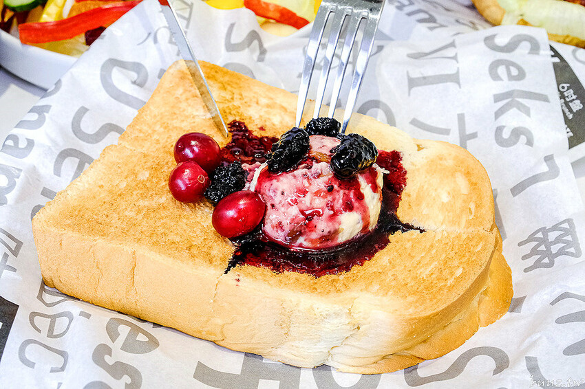 日式飯糰、小漢堡拼盤、桑葚厚片繽紛亮眼，6吋盤人氣早午餐首間二代店，韓系網美風裝潢！