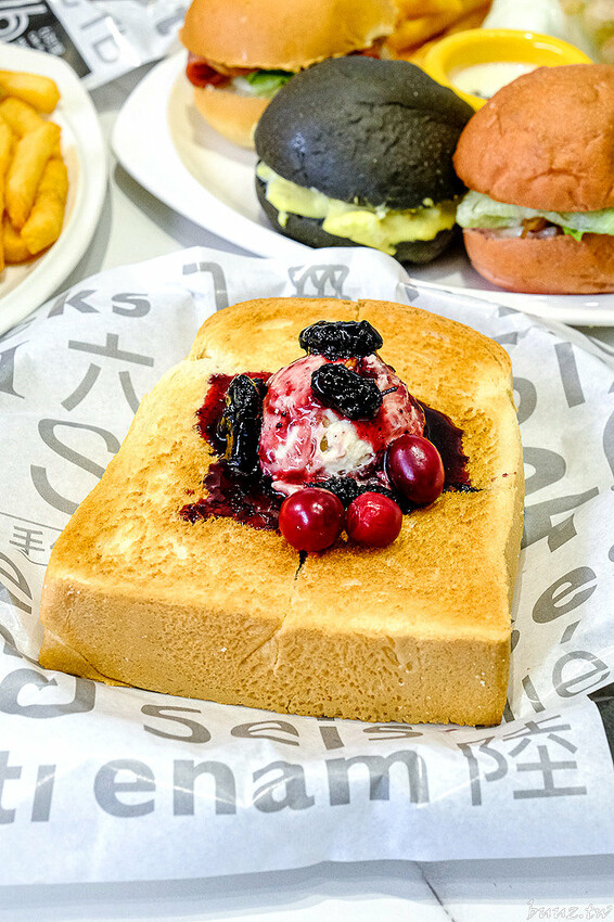 日式飯糰、小漢堡拼盤、桑葚厚片繽紛亮眼，6吋盤人氣早午餐首間二代店，韓系網美風裝潢！