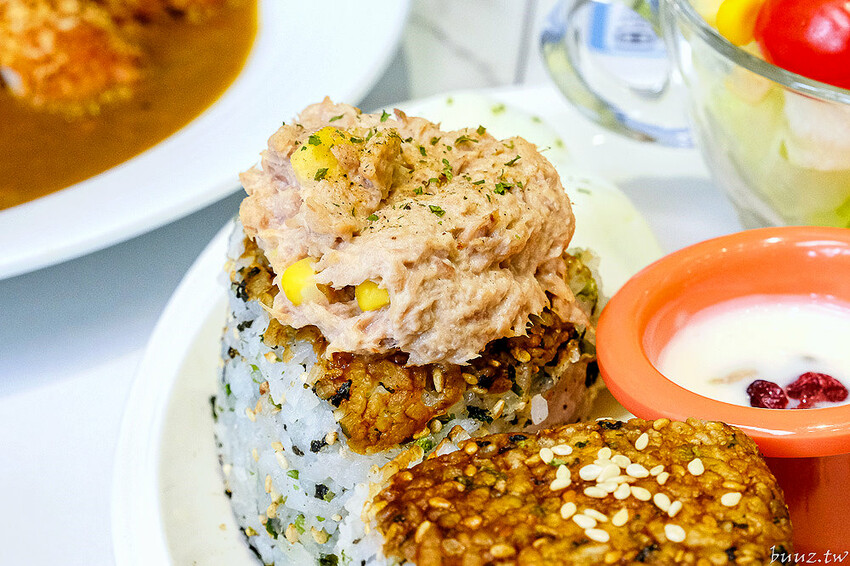 日式飯糰、小漢堡拼盤、桑葚厚片繽紛亮眼，6吋盤人氣早午餐首間二代店，韓系網美風裝潢！