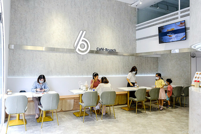 日式飯糰、小漢堡拼盤、桑葚厚片繽紛亮眼，6吋盤人氣早午餐首間二代店，韓系網美風裝潢！