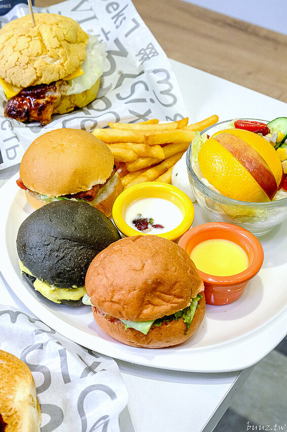 日式飯糰、小漢堡拼盤、桑葚厚片繽紛亮眼，6吋盤人氣早午餐首間二代店，韓系網美風裝潢！