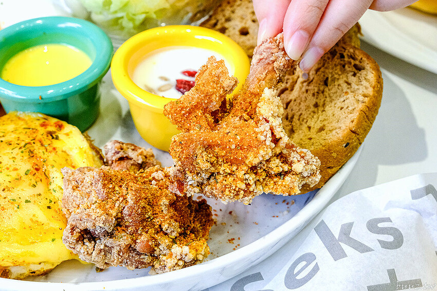 日式飯糰、小漢堡拼盤、桑葚厚片繽紛亮眼，6吋盤人氣早午餐首間二代店，韓系網美風裝潢！