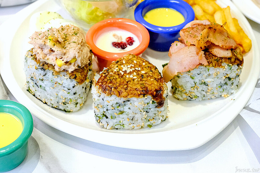 日式飯糰、小漢堡拼盤、桑葚厚片繽紛亮眼，6吋盤人氣早午餐首間二代店，韓系網美風裝潢！