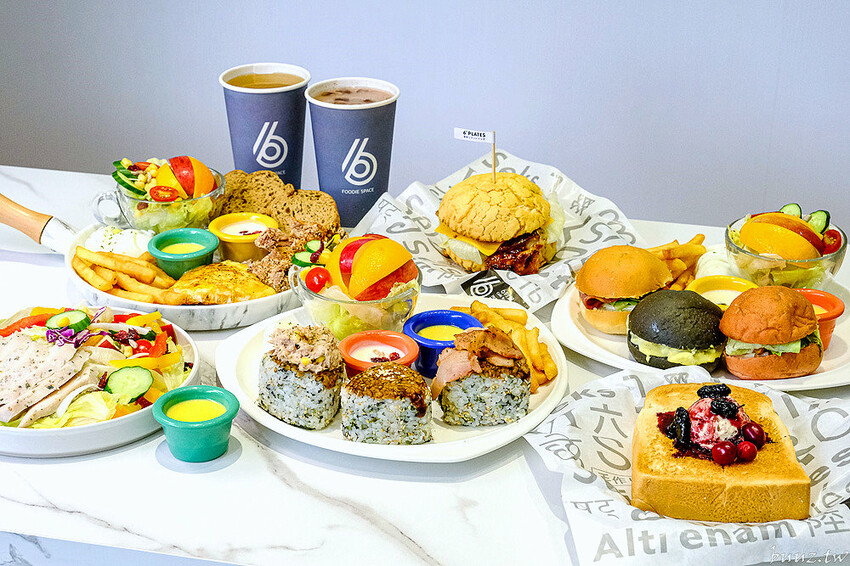 日式飯糰、小漢堡拼盤、桑葚厚片繽紛亮眼，6吋盤人氣早午餐首間二代店，韓系網美風裝潢！