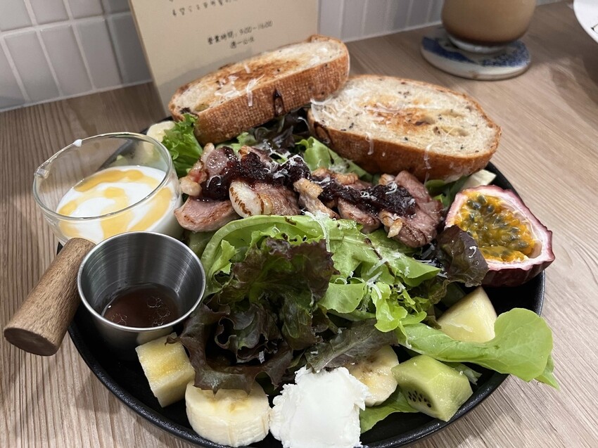 桃園市桃園區【桃園早午餐】桃園區早午餐的好選擇!【日季Cafe】義大利麵燉飯口味好獨特!歐包盤一吃就想再回訪!