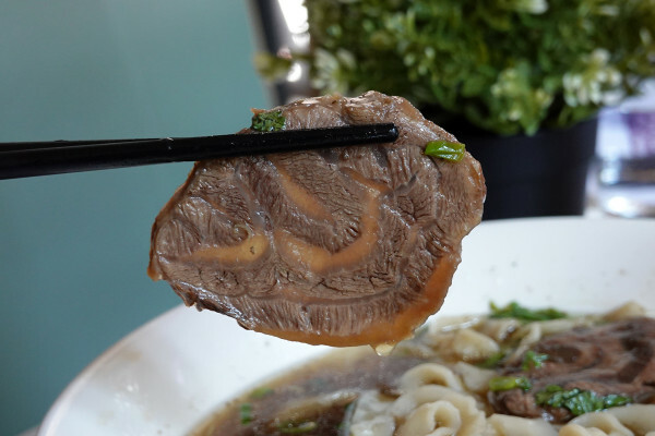 有優雅用餐環境與紅酒啤酒搭配的中和精緻牛肉麵餐廳-永安站寶聖瑞牛肉麵休閒餐廳,中和必吃牛肉麵餐廳