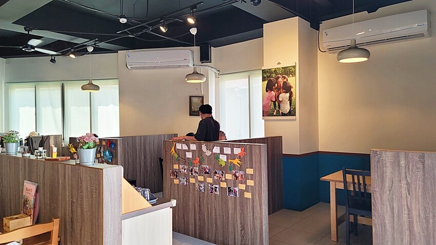 咖哩控注意！！只要百元就能吃到手作濃郁炸物咖哩系列，還有點心、小菜任你搭，就在靠山咖哩！！