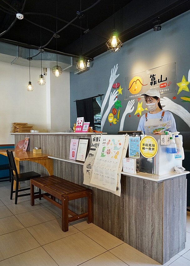 咖哩控注意！！只要百元就能吃到手作濃郁炸物咖哩系列，還有點心、小菜任你搭，就在靠山咖哩！！