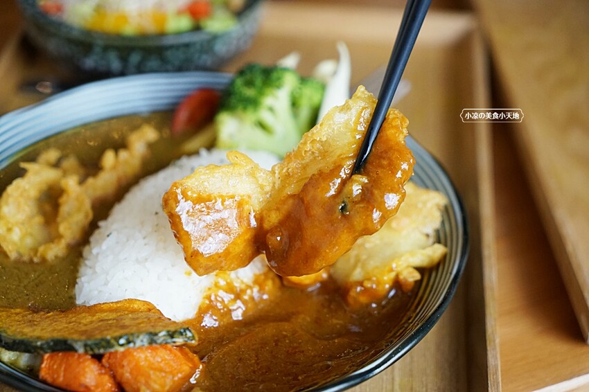 咖哩控注意！！只要百元就能吃到手作濃郁炸物咖哩系列，還有點心、小菜任你搭，就在靠山咖哩！！