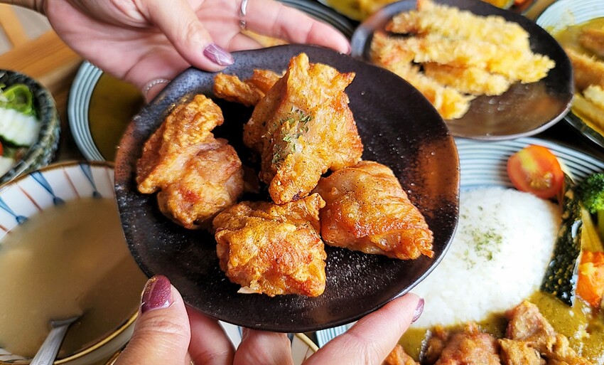 咖哩控注意！！只要百元就能吃到手作濃郁炸物咖哩系列，還有點心、小菜任你搭，就在靠山咖哩！！