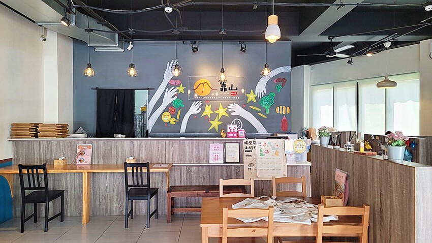 咖哩控注意！！只要百元就能吃到手作濃郁炸物咖哩系列，還有點心、小菜任你搭，就在靠山咖哩！！