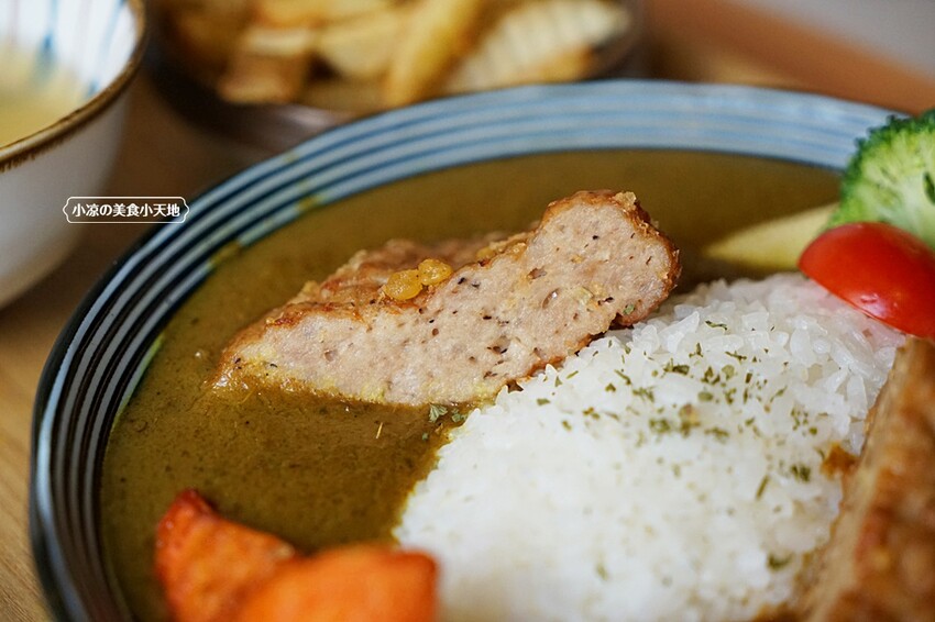 咖哩控注意！！只要百元就能吃到手作濃郁炸物咖哩系列，還有點心、小菜任你搭，就在靠山咖哩！！