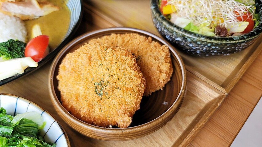 咖哩控注意！！只要百元就能吃到手作濃郁炸物咖哩系列，還有點心、小菜任你搭，就在靠山咖哩！！