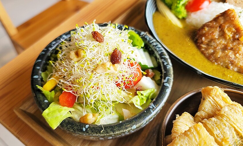 咖哩控注意！！只要百元就能吃到手作濃郁炸物咖哩系列，還有點心、小菜任你搭，就在靠山咖哩！！