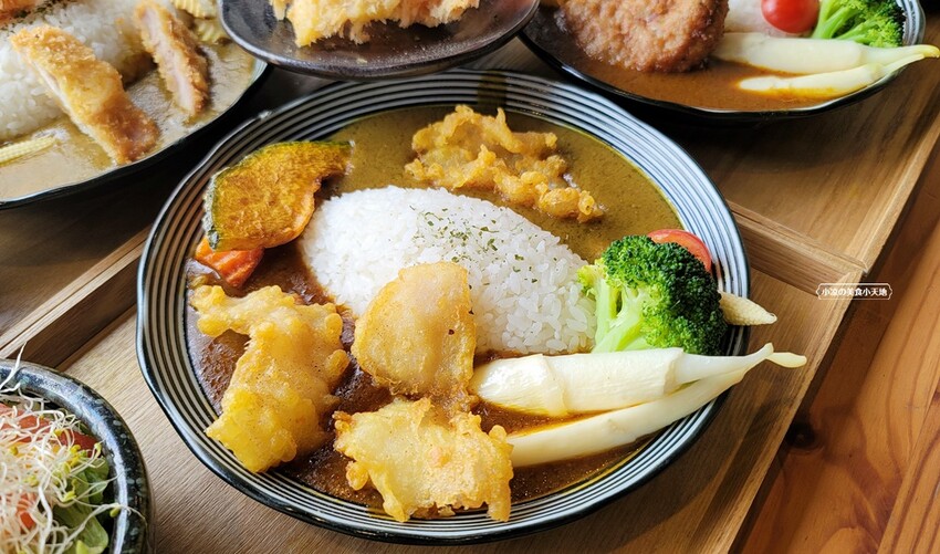 咖哩控注意！！只要百元就能吃到手作濃郁炸物咖哩系列，還有點心、小菜任你搭，就在靠山咖哩！！