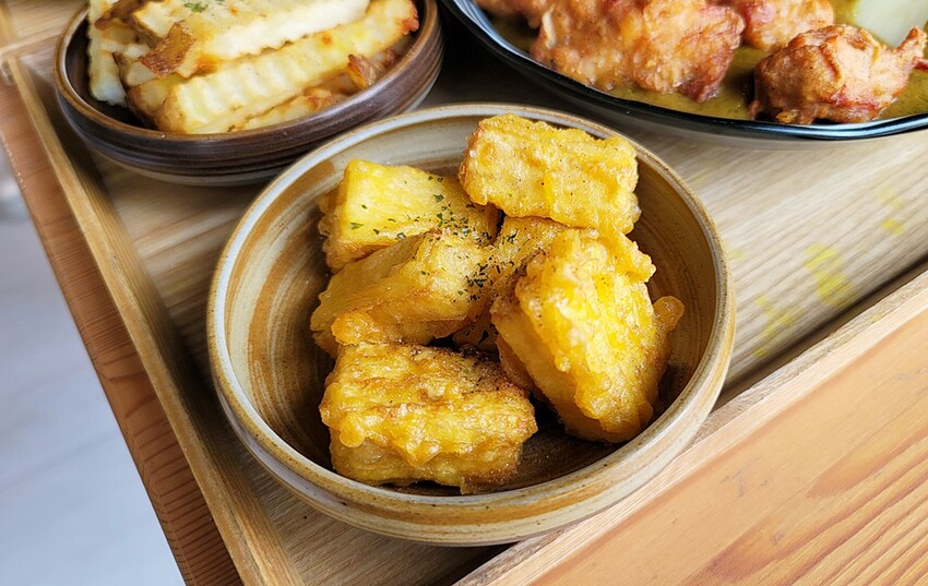 咖哩控注意！！只要百元就能吃到手作濃郁炸物咖哩系列，還有點心、小菜任你搭，就在靠山咖哩！！