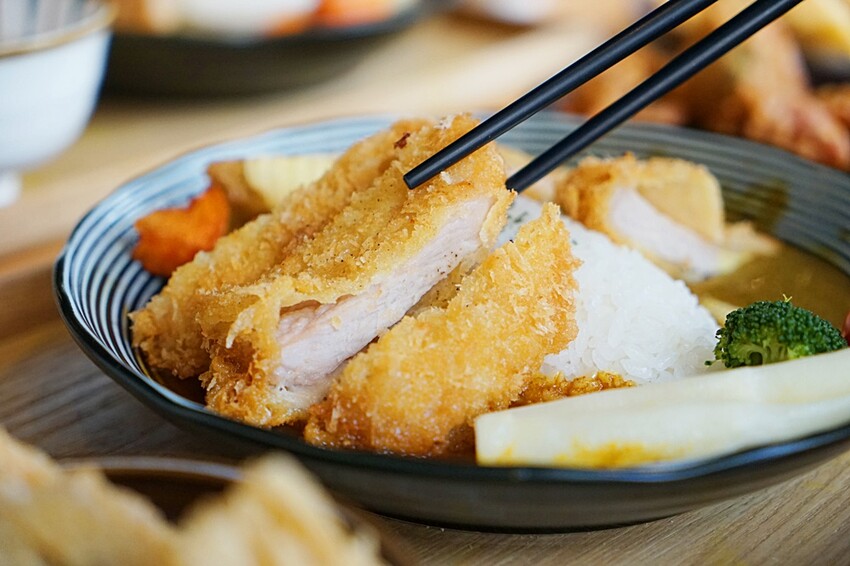 咖哩控注意！！只要百元就能吃到手作濃郁炸物咖哩系列，還有點心、小菜任你搭，就在靠山咖哩！！