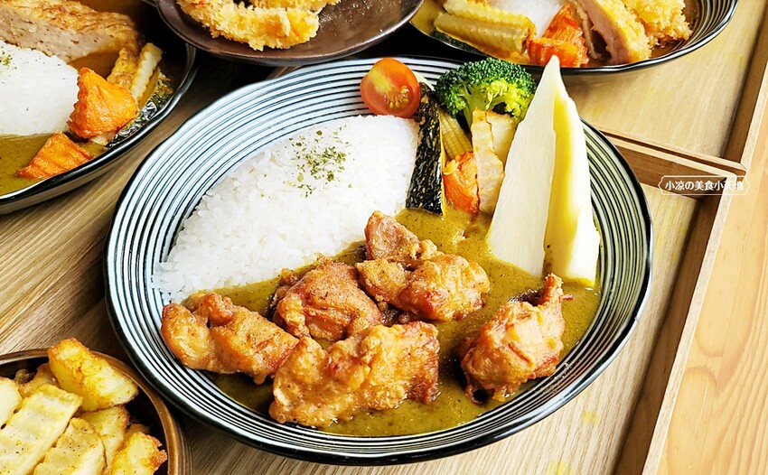 咖哩控注意！！只要百元就能吃到手作濃郁炸物咖哩系列，還有點心、小菜任你搭，就在靠山咖哩！！