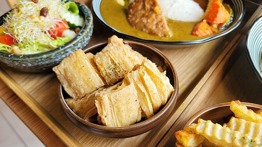 咖哩控注意！！只要百元就能吃到手作濃郁炸物咖哩系列，還有點心、小菜任你搭，就在靠山咖哩！！