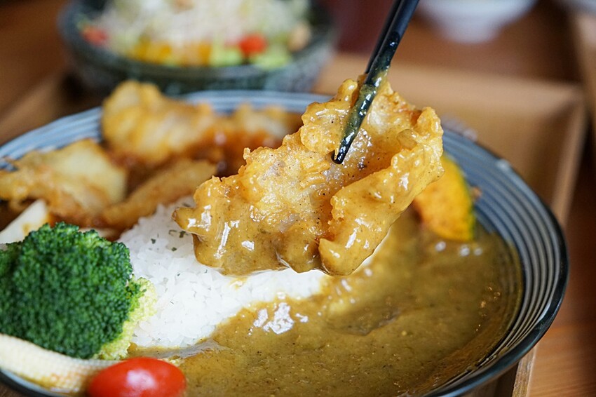 咖哩控注意！！只要百元就能吃到手作濃郁炸物咖哩系列，還有點心、小菜任你搭，就在靠山咖哩！！