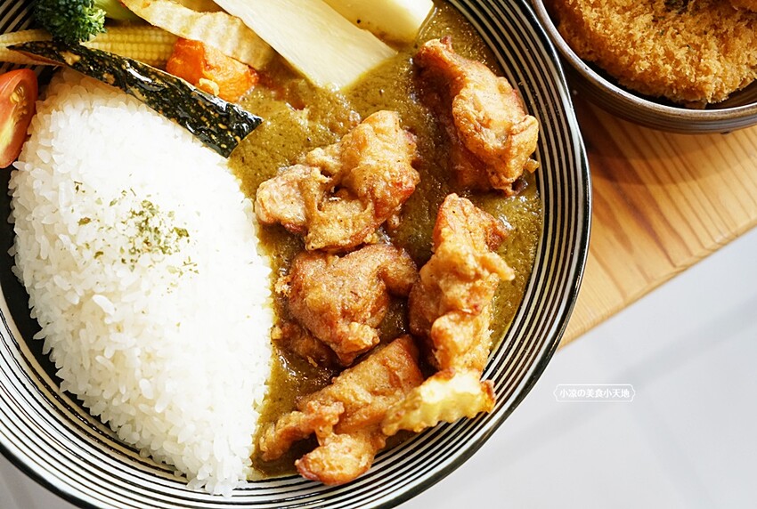 咖哩控注意！！只要百元就能吃到手作濃郁炸物咖哩系列，還有點心、小菜任你搭，就在靠山咖哩！！